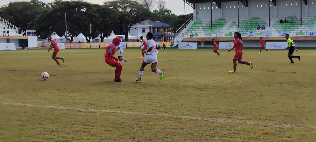 Gelandang tim sepak bola putri DKI Jakarta, Viny Silfianus, berusaha melewati pemain Bangka Belitung pada semifinal PON Aceh-Sumut 2024 di Stadion Mini Pancing, Deli Serdang, Kamis (12/9/2024).