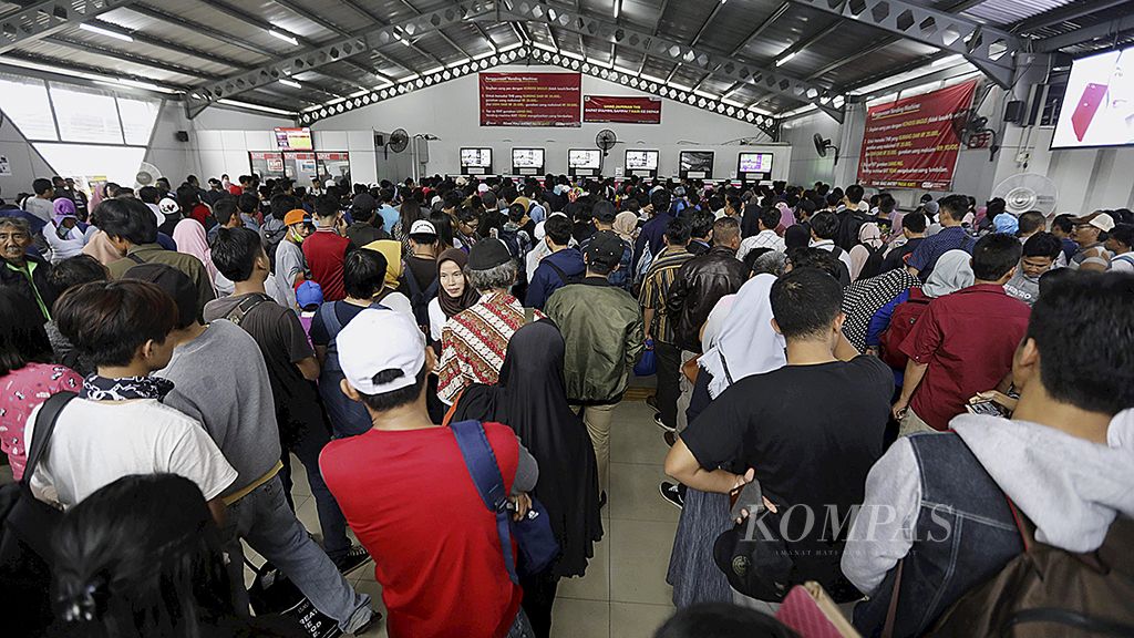 Calon penumpang  KRL Commuterline mengantre tiket di Stasiun Bogor, Jawa Barat, Minggu (7/1). Ketertiban di stasiun berbeda dengan kondisi  angkutan kota yang masih terus ditata. 