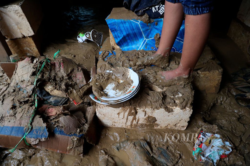 Warga mencari harta bendanya yang masih dapat diselamatkan setelah banjir bandang menerjang Desa Sinomwidodo, Kecamatan Tambakromo, Kabupaten Pati, Jawa Tengah, Kamis (1/12/2022). 