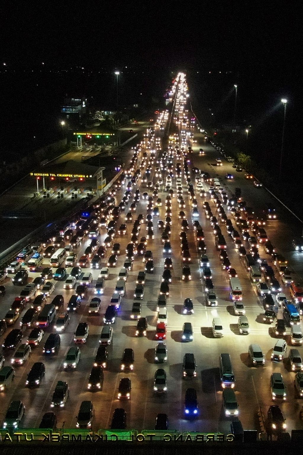 Thousands of cars line up at the Cikampek Utama Toll Gate, Karawang, West Java, Wednesday (19/4/2023) early morning. A surge in travelers started to occur on Trans-Java a few days ahead of the Idul Fitri 2023.