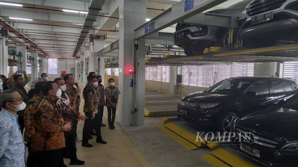 Ketua Komisi Pemberantasan Korupsi Firli Bahuri (depan kedua dari kiri) melihat beberapa mobil yang dirampas dari para koruptor di Rumah Penyimpanan Benda Sitaan dan Barang Rampasan atau Rupbasan di Cawang, Jakarta Timur, Rabu (10/8/2022). 
