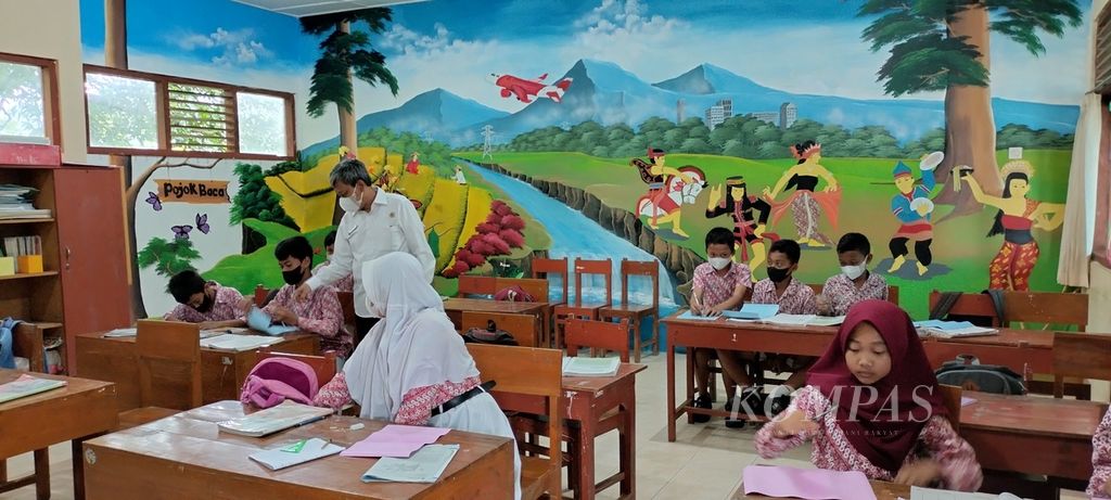 Siswa di sekolah kecil di SD Negeri Sermo 1, Kabupaten Kulon Progo, Daerah Istimewa Yogyakarta, 15 Februari 2023, belajar dalam lingkungan sekolah yang positif. 