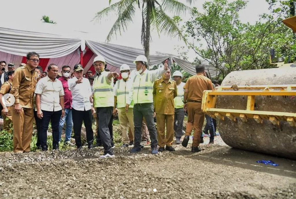 Gubernur Sumatera Utara Edy Rahmayadi (ketiga dari kiri) meninjau proyek pembangunan jalan provinsi di Desa Suka Makmur, Kecamatan Kutalimbaru, Kabupaten Deli Serdang, Sumatera Utara, Senin (27/6/2022).