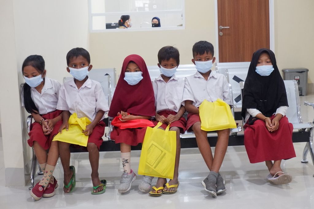 Para pelajar sekolah dasar mengikuti tahap observasi usai mengikuti kegiatan vaksinasi Covid-19 di Rumah Sakit Mandalika di Pujut, Lombok Tengah, Nusa Tenggara Barat, Selasa (15/3/2022). Hingga saat ini, cakupan vaksin pertama sudah lebih dari 90 persen, dan vaksinasi kedua mencapai lebih dari 80 persen. 