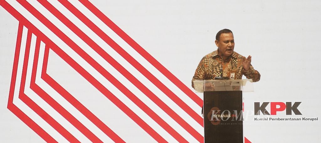 Ketua Komisi Pemberantasan Korupsi Firli Bahuri (kiri) ketika menyampaikan pidatonya pada acara Strategi Nasional Pencegahan Korupsi (Stranas PK) Peluncuran Aksi Pencegahan Korupsi Tahun 2023-2024 di Thamrin Nine Ballroom, Jakarta, Selasa (20/12/2022). 