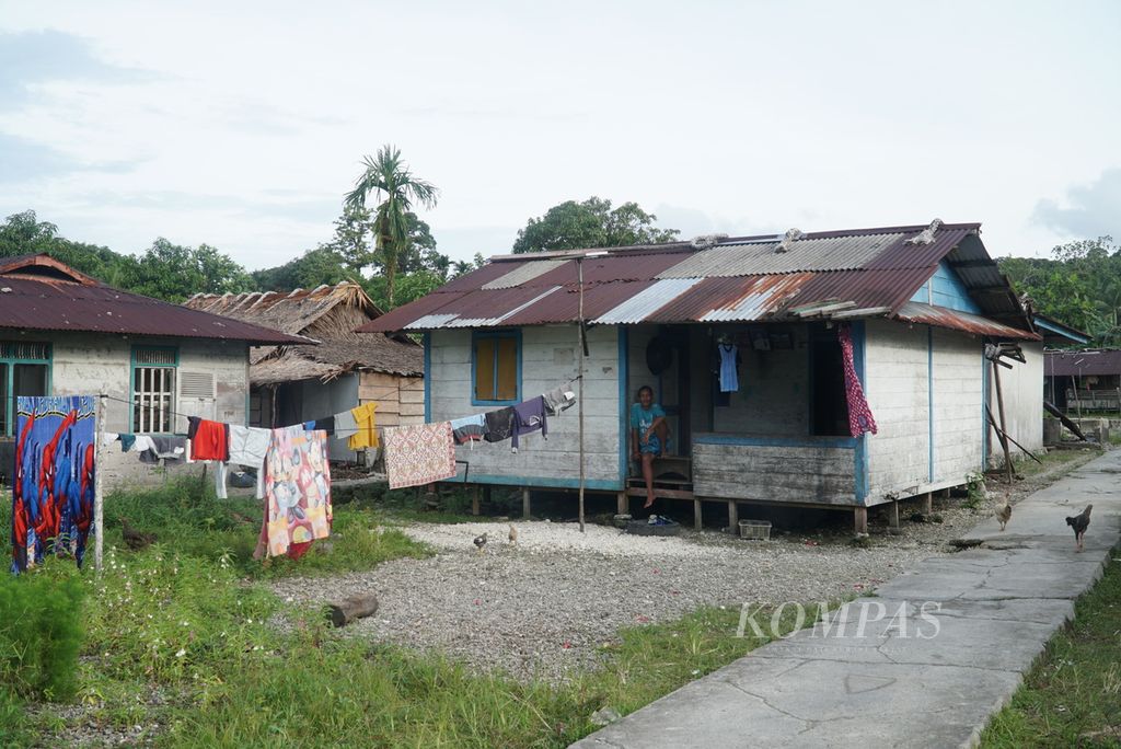 Warga bersantai di depan rumahnya di Dusun Sinaka, Desa Sinaka, Kecamatan Pagai Selatan, Kepulauan Mentawai, Sumatera Barat, Kamis (15/6/2023).