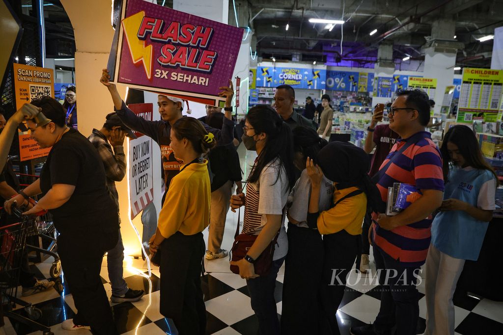 Pengunjung mengantre saat promo flash sale dalam bazar buku internasional Big Bad Wolf Bookish Wonderland di Mal Alam Sutera, Tangerang, Banten, Rabu (27/12/2023). 