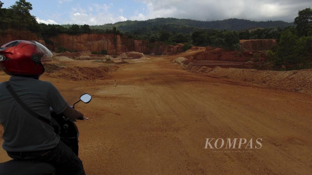 Bekas areal tambang nikel terpantau di Desa Hakatutobu, Kecamatan Pomalaa, Kabupaten Kolaka, Sulawesi Tenggara, awal November 2017. 