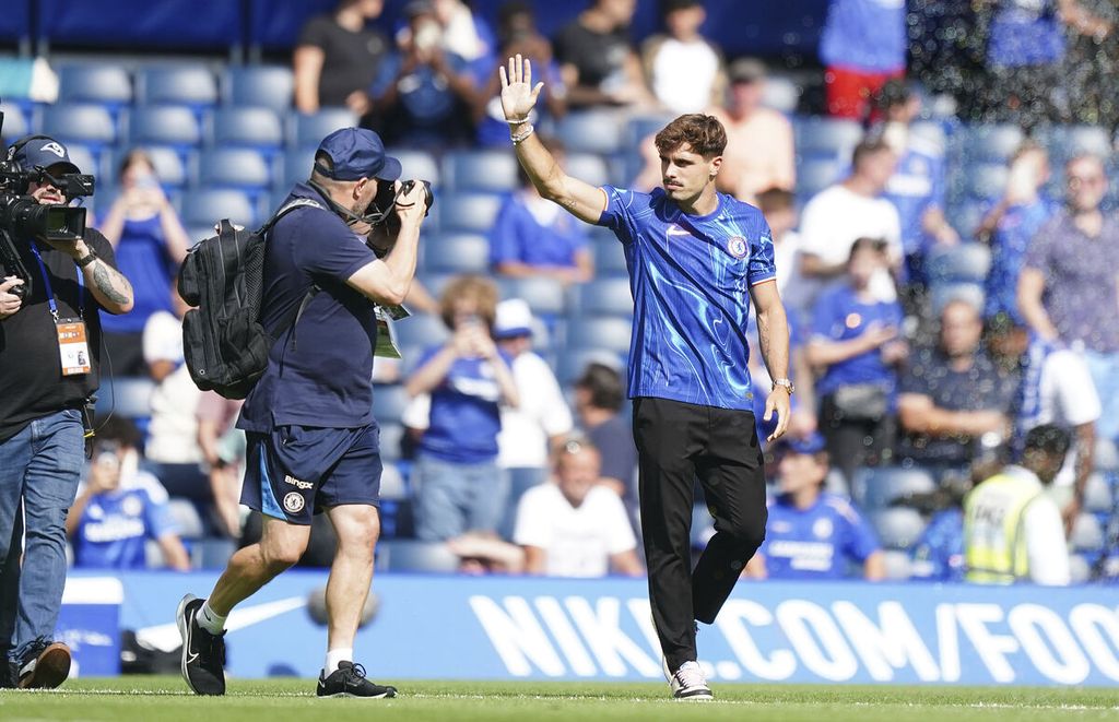 Pedro Neto melambaikan tangan kepada penonton saat diperkenalkan sebagai pemain baru Chelsea di Stamford Bridge, London, 11 Agustus 2024. Neto adalah pembelian ke-12 Chelsea pada bursa transfer kali ini.