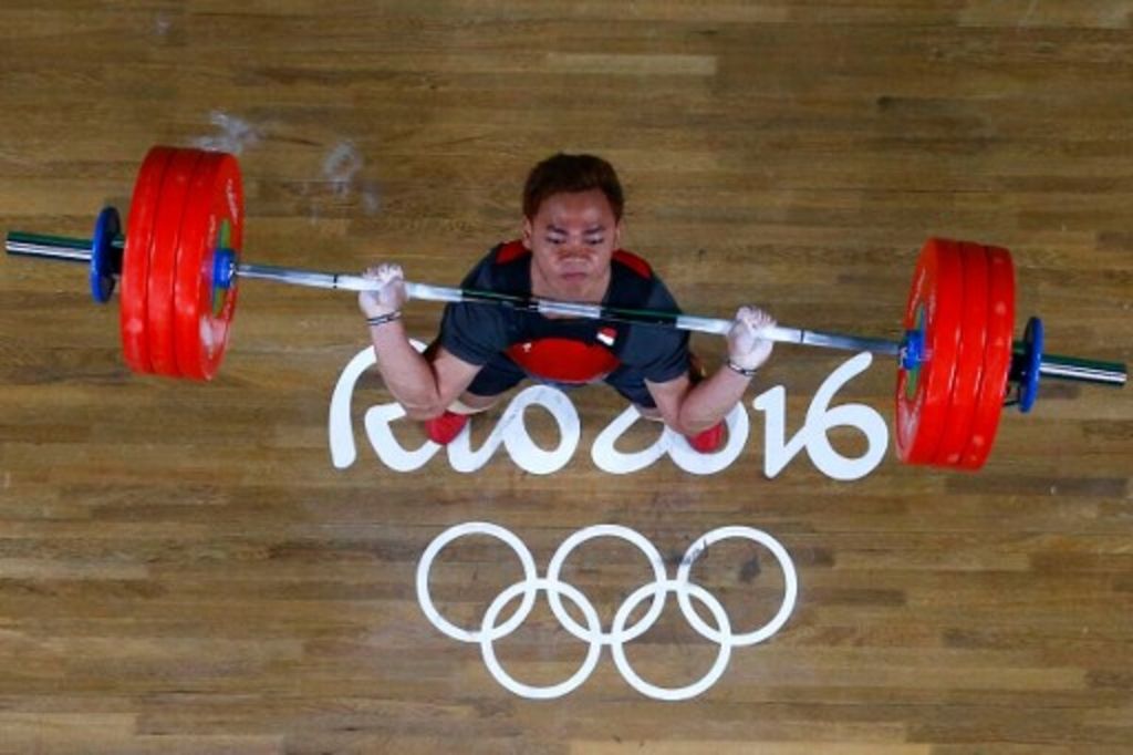 Atlet Indonesia, Eko Yuli Irawan, berlaga dalam pertandingan angkat besi kelas 62 kg putra Olimpiade Rio 2016 di Rio de Janeiro pada 8 Agustus 2016.
