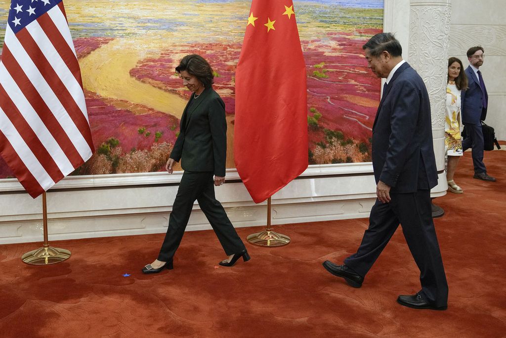 Menteri Perdagangan Amerika Serikat Gina Raimondo (kiri) dan Wakil Perdana Menteri China He Lifeng berjalan untuk foto bersama sebelum pertemuan di Aula Besar Rakyat, Beijing, China, 29 Agustus 2023. 