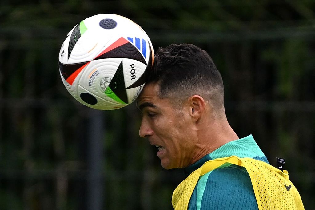 Penyerang Portugal Cristiano Ronaldo menyundul bola dalam sesi latihan di markas tim di Harsewinkel, Jerman, Minggu (16/6/2024). Portugal dan Ceko akan berhadapan pada laga penyisihan Grup F di Stadion Leipzig, Jerman, Rabu (19/6/2024) pukul 02.00 WIB. 