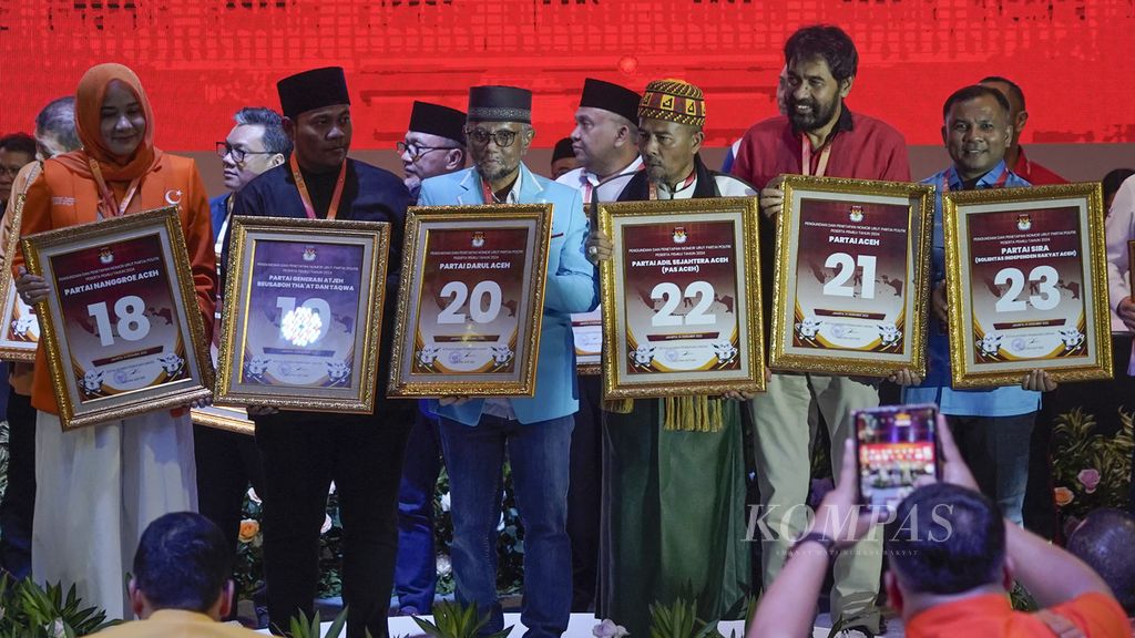 Para perwakilan pimpinan partai politik lokal Aceh dan nomor yang diperolehnya dalam acara Pengundian dan Penetapan Nomor Partai Politik Peserta Pemilihan Umu 2024 di halaman kantor Komisi Pemilihan Umum (KPU), Jakarta, Rabu (14/12/2022). 