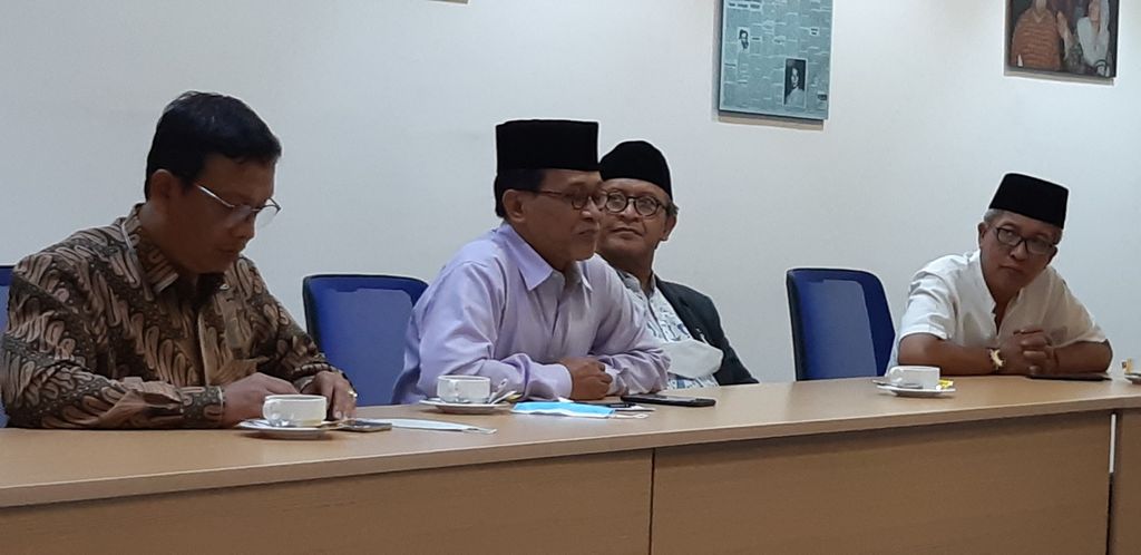 Ketua Panitia Pelaksana Religion of Twenty (R20) Ahmad Suaedy (dua dari kiri) dan Juru Bicara R20 Muhammad Najib Azca (dua dari kanan) saat berkunjung ke Harian Kompas, Jum’at (23/9/2022).