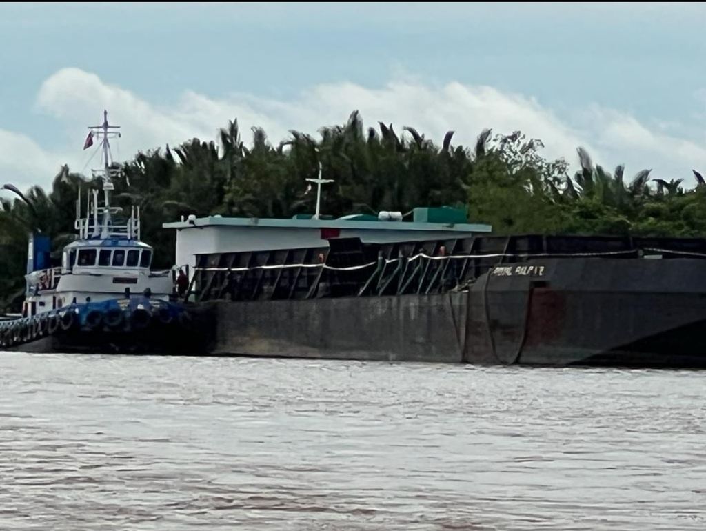 Tugboat dan kapal tongkang yang disita di Perairan Sungai Lilin, Kabupaten Musi Banyuasin, Sumatera Selatan, Selasa (30/8/2022). Kejaksaaan Tinggi Sumatera Selatan menyita aset milik Surya Darmadi itu.