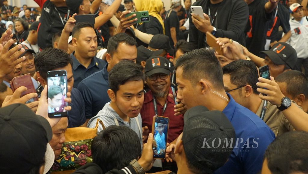 Calon wakil presiden nomor urut 2, Gibran Rakabuming Raka (tengah), menyapa para pendukungnya dari kelompok sukarelawan Bolone Mase, Jumat (1/3/2024), di Kota Surakarta, Jawa Tengah.