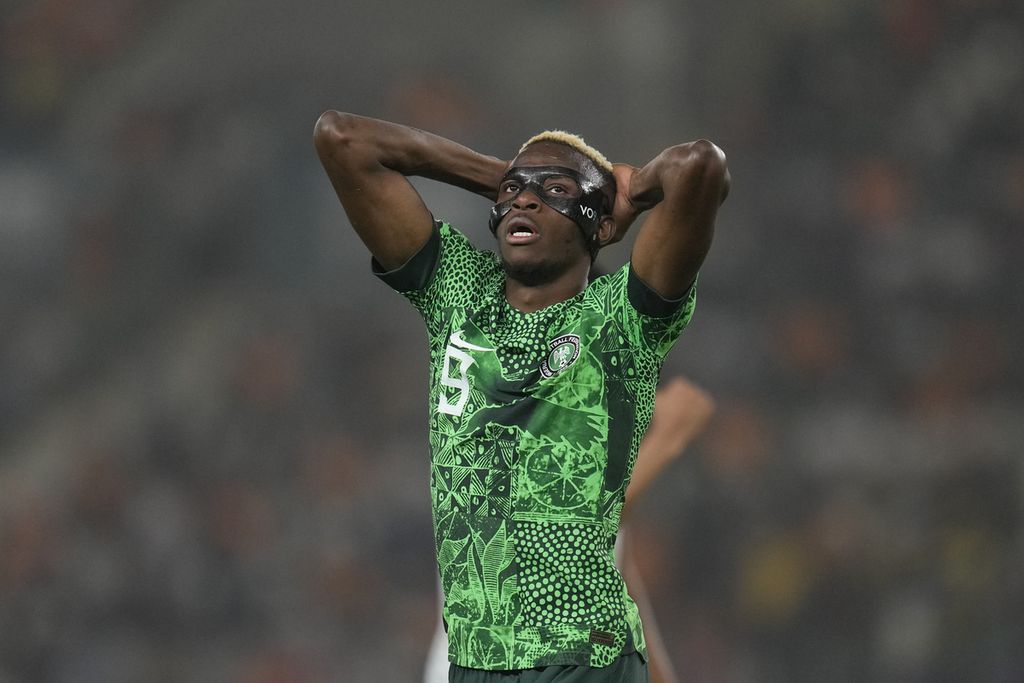 Reaksi pemain Nigeria, Victor Osimhen, setelah gagal mencetak gol pada laga semifinal Piala Afrika antara Nigeria dan Afrika Selatan di Pantai Gading, 7 Februari 2024. Osimhen gagal pindah ke Chelsea dan kemungkinan pindah ke Arab Saudi.