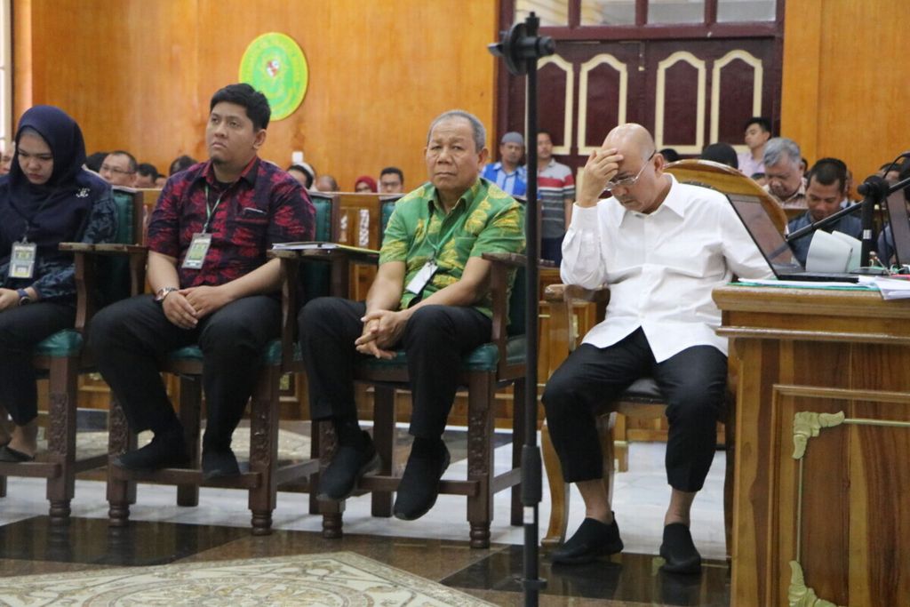 Mantan Wali Kota Medan Dzulmi Eldin (kanan) diperiksa sebagai saksi untuk terdakwa Kepala Dinas Pekerjaan Umum Medan Isa Ansyari di Pengadilan Negeri Medan, Sumatera Utara, Kamis (9/1/2020).