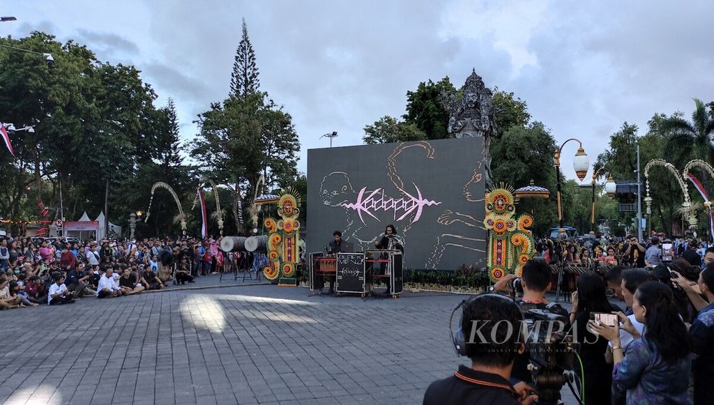 Berbagai pergelaran mengisi acara pembukaan Denpasar Festival 2022 di kawasan patung Catur Muka, Kota Denpasar, Bali, Rabu (21/12/2022).