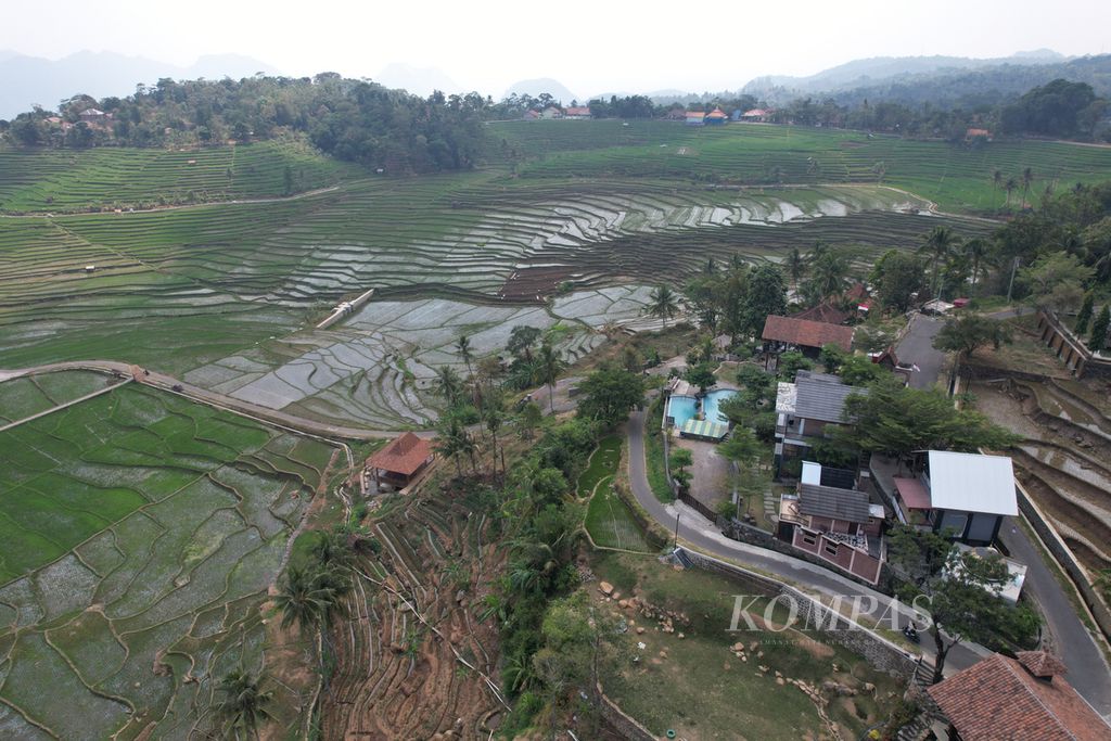 A resting place and restaurant stand on top of a hill with a view of terraced rice fields in the Bantaragung area, Majalengka Regency, West Java, on Friday (18/8/2023). The beautiful landscape of rice fields in Bantaragung makes the area one of the tourist destinations in Majalengka.