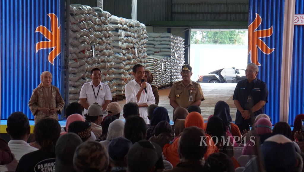 Presiden Joko Widodo (tengah) menyapa warga yang hadir dalam penyerahan bantuan pangan di Gudang Bulog Meger, Kabupaten Klaten, Jawa Tengah, Rabu (31/1/2024).