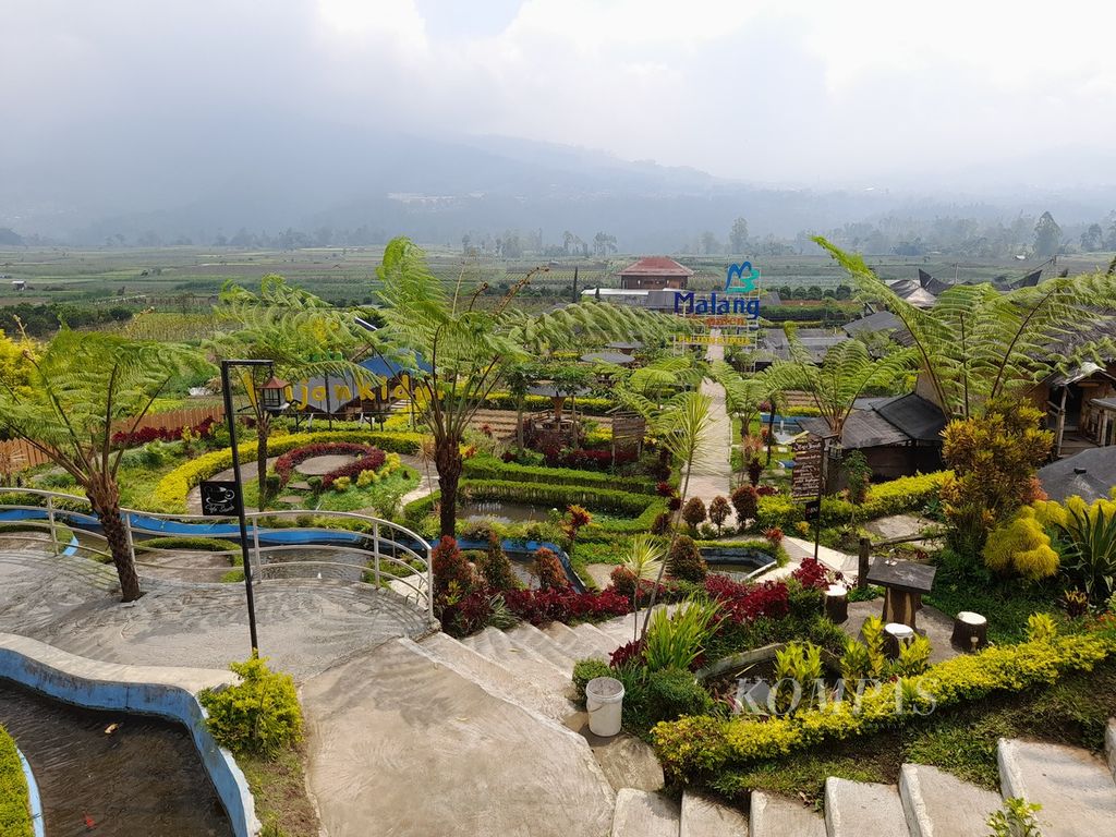 Suasana Cafe Sawah di Desa Wisata Pujon Kidul, Kecamatan Pujon, Kabupaten Malang, Jawa Timur, tampak asri dengan latar belakang pegunungan di kejauhan saat diabadikan pada 27 April 2022.
