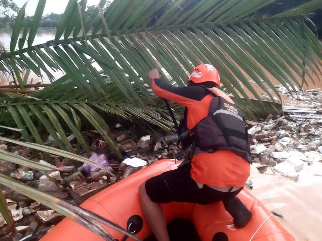 Tim Basarnas Kendari melakukan pencarian korban yang terseret banjir di Kendari, Sulawesi Tenggara, Senin (4/3/2024). Fani (2) ditemukan di sebuah rawa dalam kondisi meninggal.