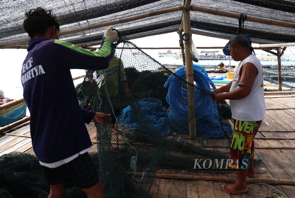 Nelayan memeriksa jaring yang akan digunakan kembali untuk keramba jaring apung (KJA) di laut lepas Pantai Pangandaran, Kabupaten Pangandaran, Jawa Barat, Sabtu (27/6/2023).
