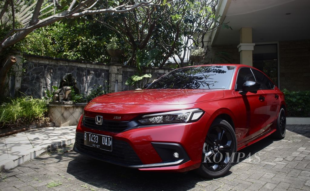 Sedan All New Honda Civic RS adalah generasi kesebelas model ini. Awalnya, CIvic merupakan model <i>hatchback </i>kecil yang laris. Seiring berkembangnya dimensi mobil dari tahun ke tahun, Civic juga membesar. Pada model terbaru ini, PT Honda Prospect Motor, agen pemegang merek Honda di Indonesia memasukkan jenis sedan yang diproduksi di Thailand. Mobil ini diluncurkan di Indonesia pada 28 Oktober 2021. Foto diambil pada Sabtu (2/4/2022) di Cirebon, Jabar.