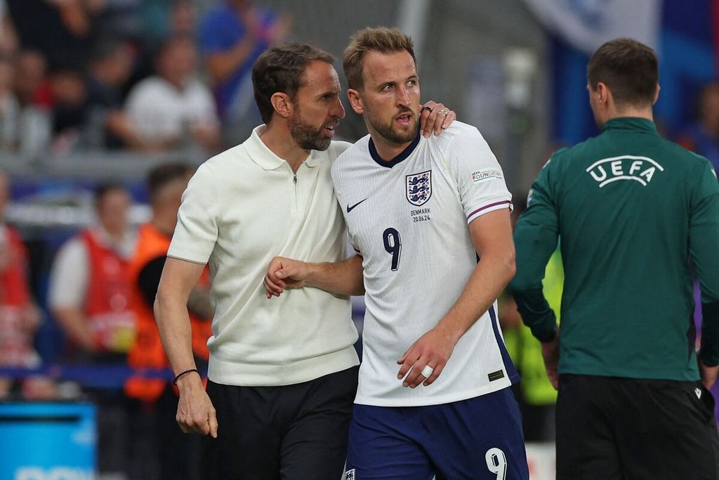 Pelatih Inggris Gareth Southgate berbicara dengan striker Harry Kane saat Inggris melawan Denmark pada laga Grup C Piala Eropa 2024 di Frankfurt, Jerman, 20 Juni 2024. Southgate menyebut penampilan buruk Inggris disebabkan para pemainnya kelelahan.