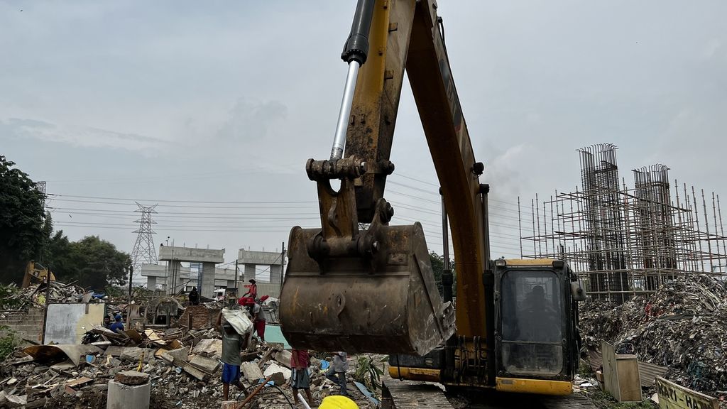 Warga RW 011 Semper Timur, Cilincing, Jakarta Utara, saat menyelamatkan barang yang tersisa dari bangunan yang telah digusur untuk proyek Jalan Tol Cibitung-Cilincing pada Rabu (9/11/2022).