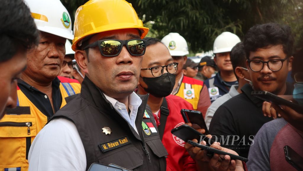 Gubernur Jawa Barat Ridwan Kamil saat mengecek perbaikan jalan di Jalan Dewi Sartika, Kabupaten Cirebon, Jawa Barat, Minggu (2/4/2023). 