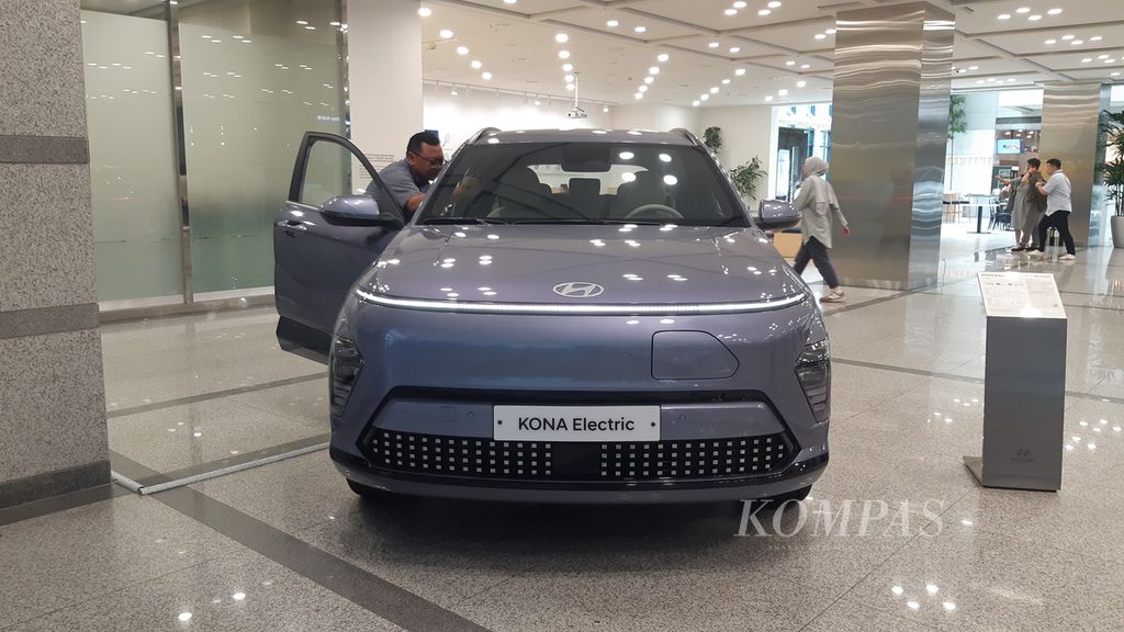 Hyundai Kona Electric, salah satu mobil  listrik murni dengan bodi mungil yang dipamerkan di Kantor Pusat Hyundai Motor Company (HMC), Seoul, Korea Selatan, Rabu (12/7/2023).