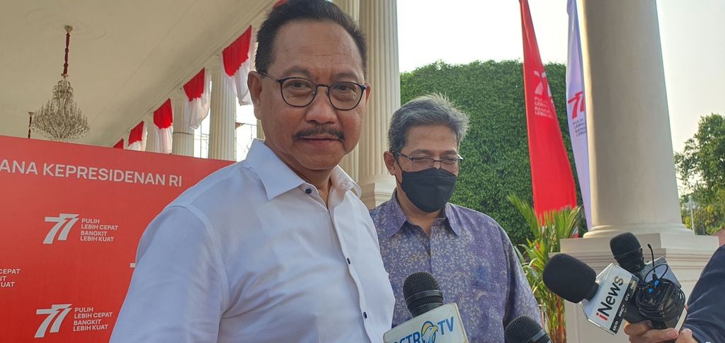 Kepala Otorita IKN Bambang Susantono (kiri) dan Wakil Kepala Otorita IKN Dhony Rahajoe memberikan keterangan seusai mengikuti rapat terbatas di Istana Merdeka, Jakarta, Selasa (23/8/2022).