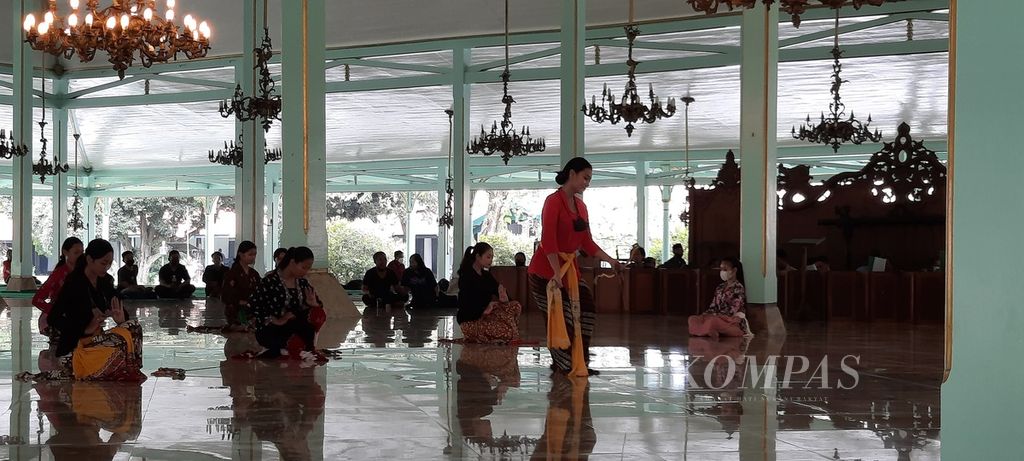 Para penari beratih tarian Bedhaya Anglir Mendung di Pura Mangkunegaran, Surakarta, Jawa Tengah, Rabu (2/3/2022). 