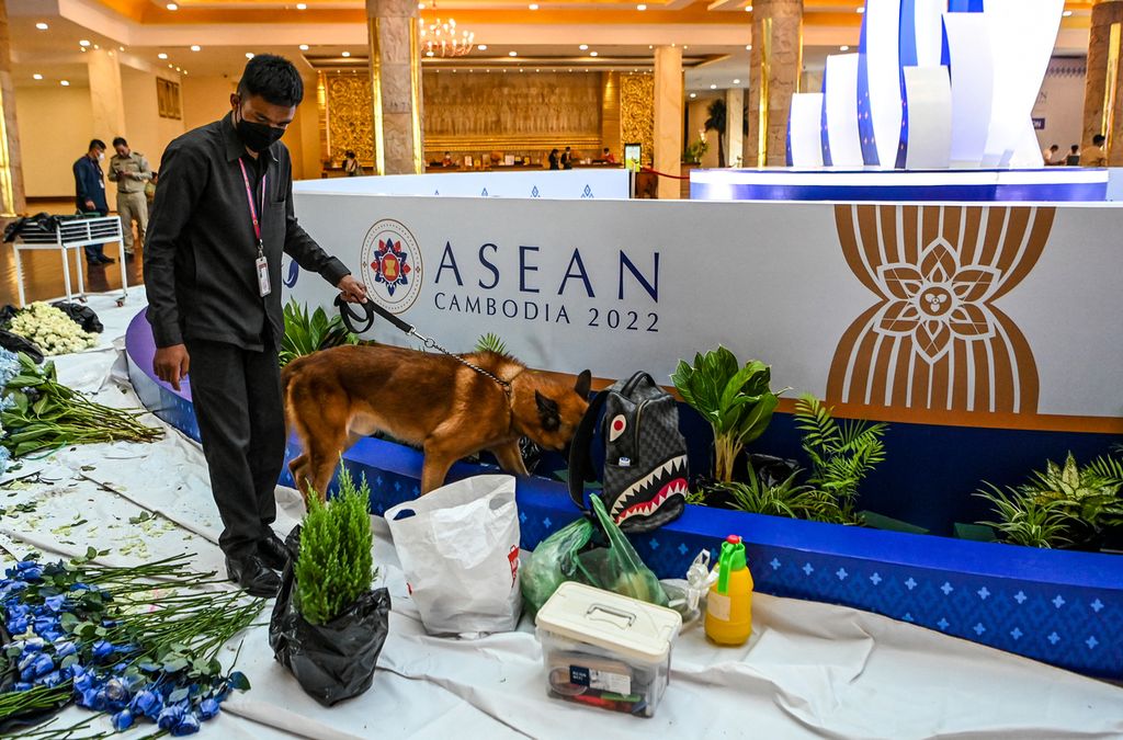 Petugas keamanan menuntun anjing pelacak bom saat inspeksi hotel tempat penyelenggaraan KTT ASEAN di Phnom Penh, Kamboja, 7 November 2022. 