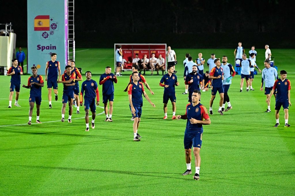 Gelandang timnas Spanyol, Rodri (tengah depan), mengikuti sesi latihan tim di lapangan Universitas Qatar, Doha, Qatar, Selasa (22/11/2022). 