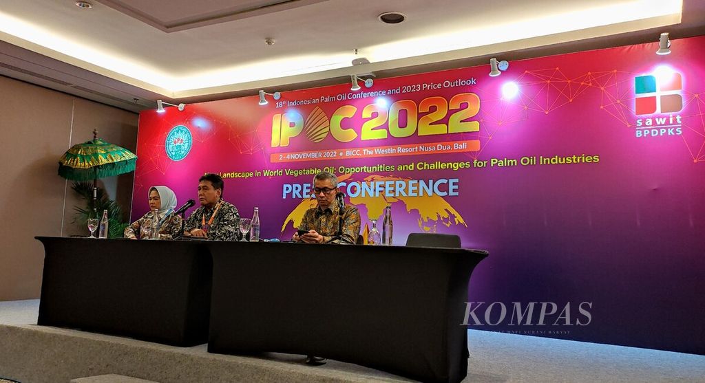 Ketua Umum Asosiasi Pengusaha Indonesia (Apindo) Hariyadi B Sukamdani (tengah) dalam konferensi pers IPOC ke-18 dan 2023 Price Outlook di Nusa Dua, Kabupaten Badung, Bali, Kamis (3/11/2022).