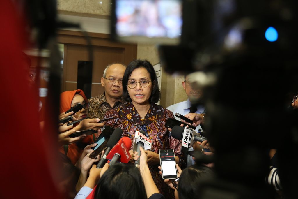 Menteri Keuangan Sri Mulyani Indrawati (tengah) seusai mengikuti rapat kerja dengan Komisi XI DPR  di Gedung DPR RI, Jakarta, Rabu (19/2/2020).