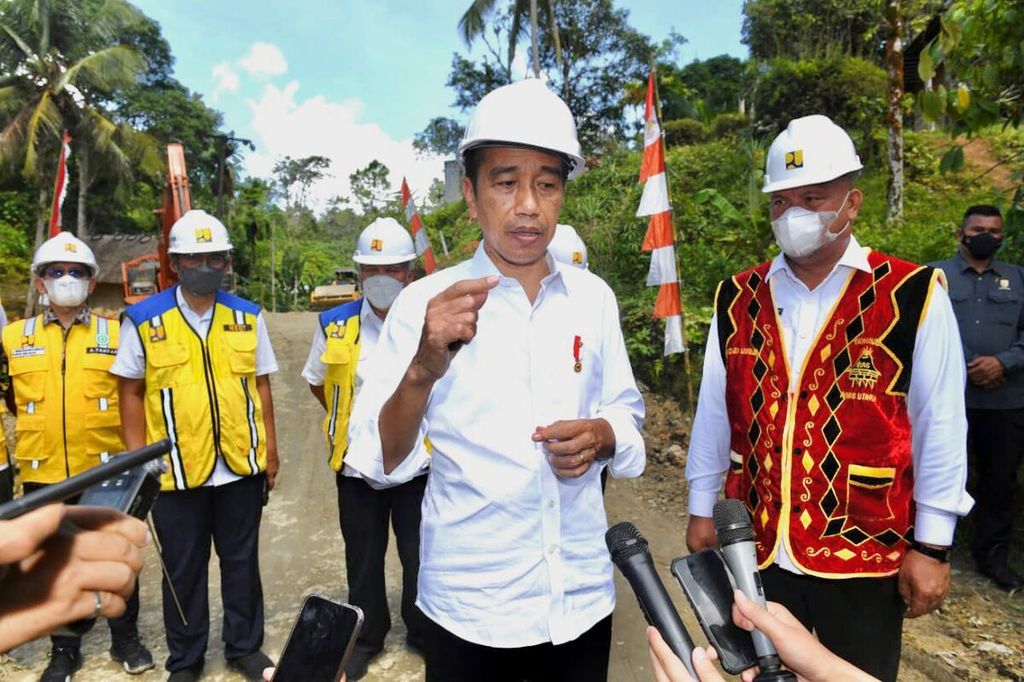 Presiden Joko Widodo saat menyampaikan keterangan seusai meninjau proyek peningkatan struktur Jalan Laehuwa-Ombolata-Tumula-Faekhuna’a di Kabupaten Nias Utara, Provinsi Sumatera Utara, pada Rabu (6/7/2022).