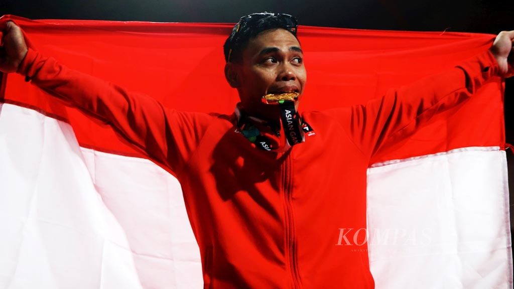 Atlet angkat besi Eko Yuli Irawan meraih medali emas nomor 62 kilogram putra cabang angkat besi Asian Games 2018 di Jakarta International Expo, Jakarta, Selasa (21/8/2018). 