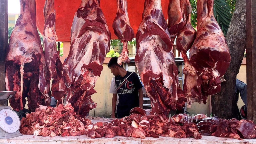 Meat on display at Peunayong Market, Banda Aceh, Aceh, Wednesday (16/5/2018). Eating meat dishes ahead of Ramadhan festivity becomes a tradition for Acehnese residents. The tradition has taken place since the era of Sultan Iskandar Muda in the 16th century.