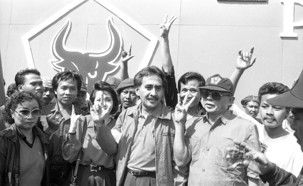 Aktor dan artis Sophan Sophiaan dan Widyawati ikut menjadi juru kampanye PDI pada kampanye Pemilu 1992 di Surabaya, Minggu (10/5/1992). 