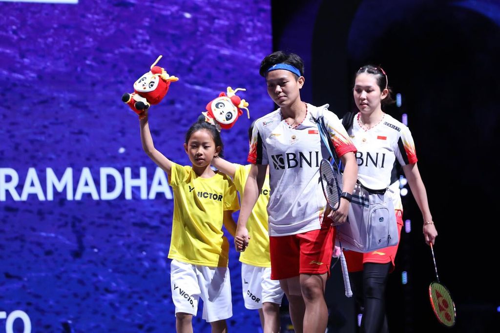 Women's doubles pair Siti Fadia Silva Ramadhanti/Ribka Sugiarto entered the court before facing Chen Qing Chen/Jia Yi Fan (China) in the second match of the Uber Cup final at Chengdu Hi Tech Zone Sports Centre Gymnasium, China, on Sunday (5/5/2024). Chen/Jia won with a score of 21-11, 21-8.