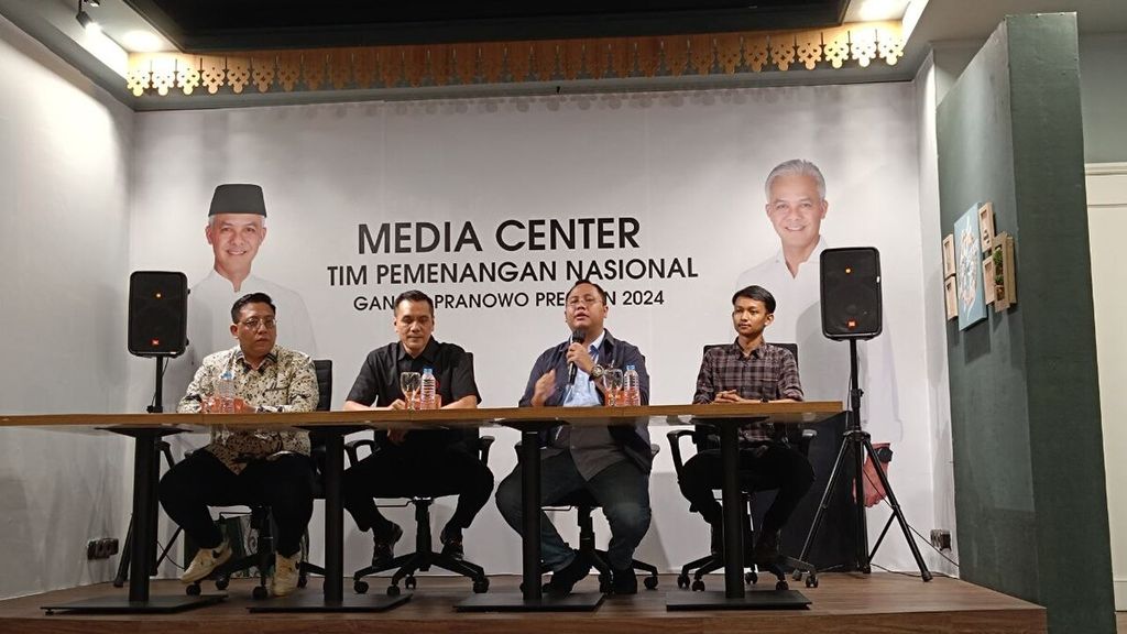 Tim Pemenangan Nasional Ganjar Pranowo menggelar konferensi pers di Rumah Pemenangan Ganjar Pranowo, di Jalan Cemara 19, Jakarta, untuk menyikapi putusan Mahkamah Konstitusi tentang syarat pencalonan presiden dan wakil presiden, Senin (16/10/2023).