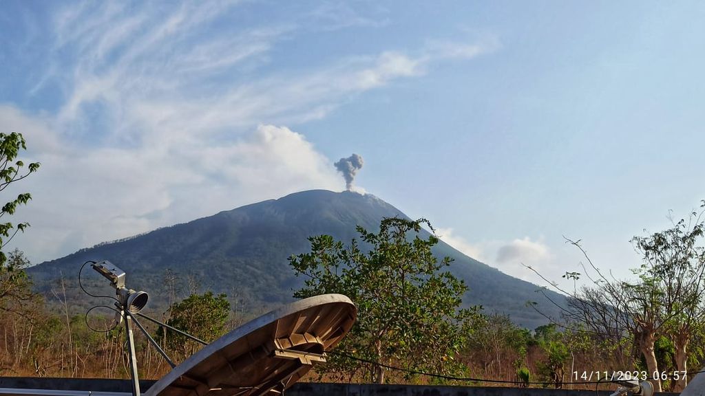 Tampak awan vulkanik Gunung Ile Lewotolok (1.423 mdpl), Lembata, NTT, Selasa (14/11/2023), menjulang naik 400-500 meter dari puncak kawah.