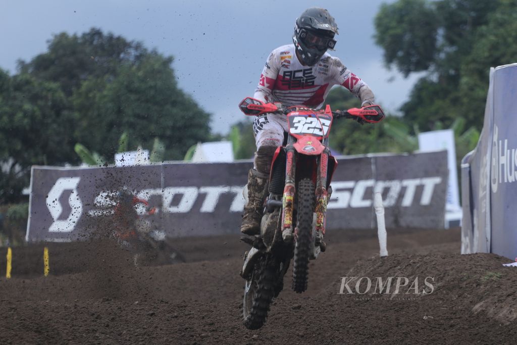 Pebalap Indonesia Delvintor Alfarizi yang membela tim JM Racing Astra Honda menjalani sesi latihan bebas kelas MX2 dalam Kejuaraan Dunia Motokros (MXGP) seri Lombok di Sirkuit Selaparang, Mataram, NTB, Sabtu (1/7/2023).