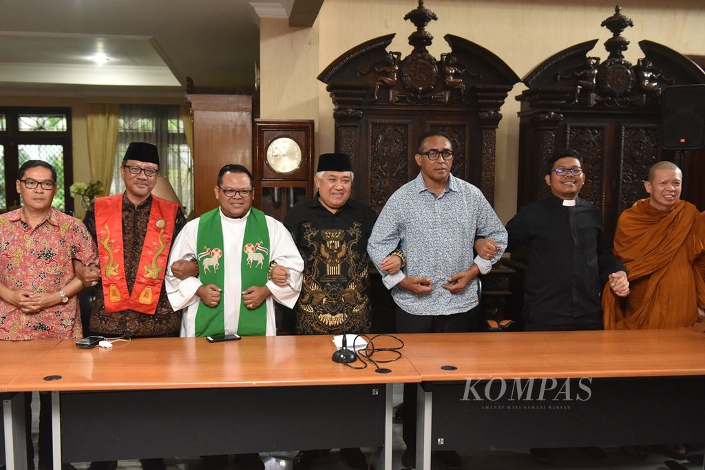 (Dari kiri ke kanan) Rohaniwan agama Khonghucu, Wenshi Rudi Gunawijaya dan Wenshi Lie Supriyadi; Sekretaris Komisi Hubungan Antaragama dan Kepercayaan (HAK) Konferensi Waligereja Indonesia (KWI) Romo Heri Wibowo; Ketua Kehormatan Presidium Inter Religius Center (IRC) Indonesia Din Syamsuddin; Sekretaris Umum Persekutuan Gereja-gereja di Indonesia (PGI) Pendeta Jacky Manuputty; rohaniwan agama Protestan, Pendeta Jimmy Sormin; dan rohaniwan agama Buddha, Bhikkhu Indamedho, berfoto bersama seusai menyampaikan pesan toleransi di kantor Center for Dialogue and Cooperation Among Civilization (CDCC), Pejaten, Jakarta Selatan, Senin (18/11/2019). 
