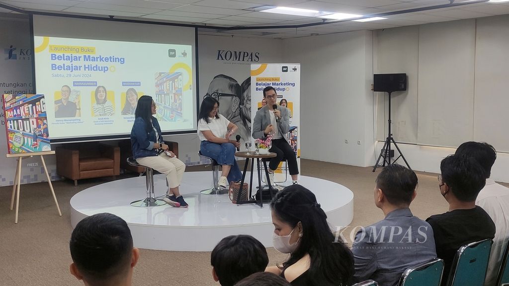 Suasana bincang dalam peluncuran buku <i>Belajar Marketing Belajar Hidup</i> karya Henry Manampiring (kanan) di Kompas Institute, Jakarta, Sabtu (29/6/2024). Selain Henry, hadir juga sebagai pembicara, yakni Andi Airin, Head of MX Marketing Samsung Indonesia. Peluncuran ditandai dengan penyerahan buku secara simbolis dari Wakil Pemimpin Redaksi <i>Kompas</i> Adi Prinantyo kepada Henry Manampiring.