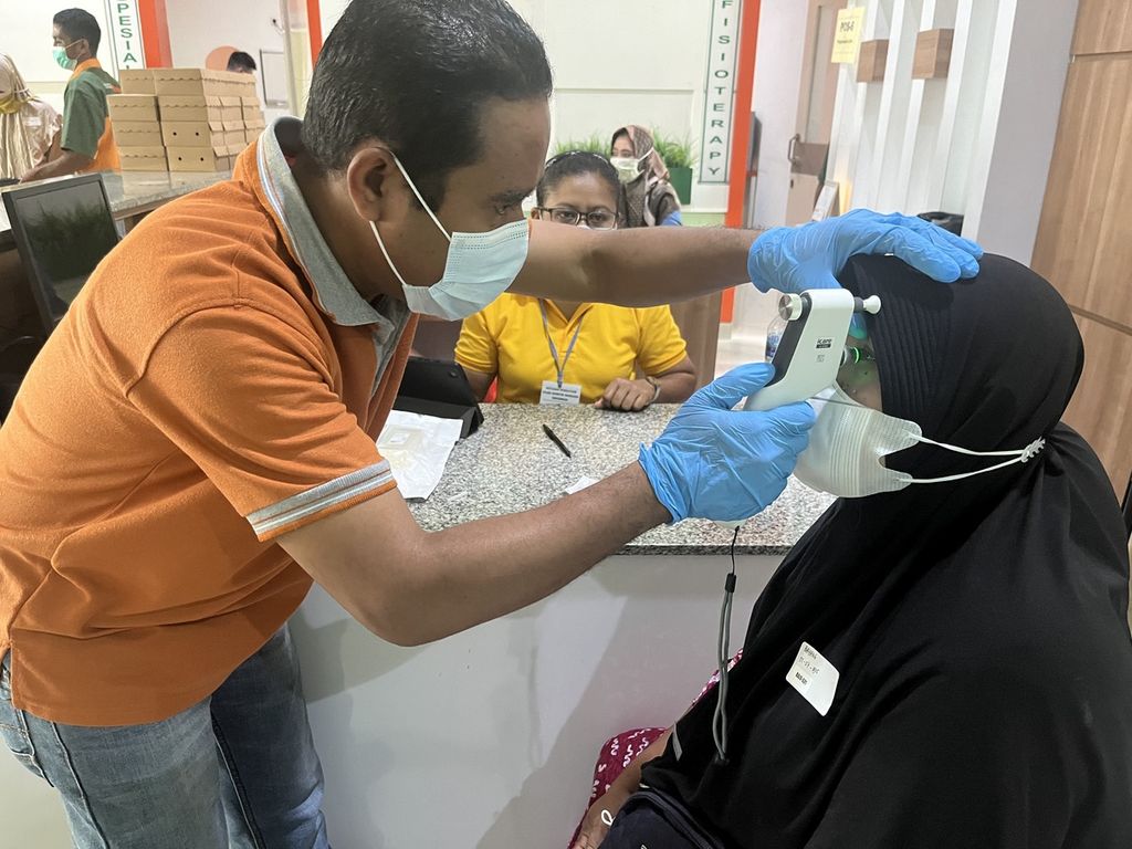 Sebanyak 250 warga Bajau dewasa dari Desa Wuring, Kecamatan Alok Barat, Kabupaten Sikka, Nusa Tenggara Timur, Senin (17/7/2023), diambil sampel genetiknya. 